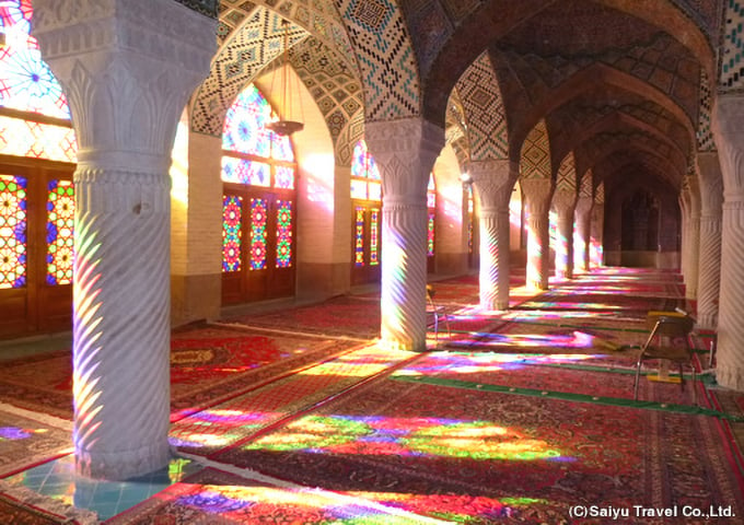 ローズモスクと呼ばれる美しいナスィーロルモルク・モスク