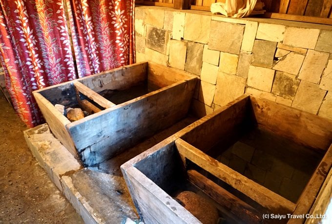 伝統の焼き石風呂ドツォを体験