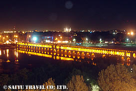 夜の33アーチ橋