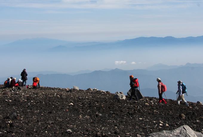 山小屋ガイドと登る富士山参拝登山 精進湖ルートから馬返しへ 西遊旅行の添乗員同行ツアー 147号