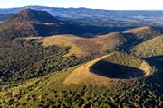 フランス・オーベルニュ 中央高地の火山群を歩く 火山の恵みの風景美とブルゴーニュ＆ボジョレーを訪ねて